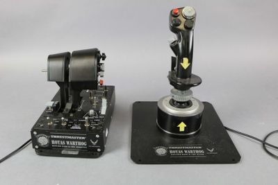 deux télécommandes posées l'une sur l'autre sur une table