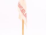 un petit drapeau sur un support en bois, sur fond blanc
