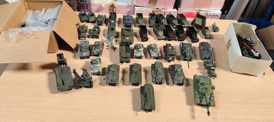 de nombreux véhicules militaires disposés sur une table