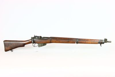 un fusil avec un canon en bois sur fond blanc