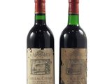 deux bouteilles de vin posées l'une à côté de l'autre sur une surface blanche