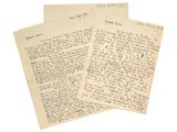 quelques vieux papiers empilés les uns sur les autres