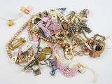 une pile de bijoux assortis sur une surface blanche