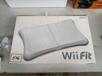 Une console Nintendo Wii Fit dans son emballage d'origine.