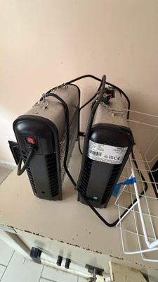 deux purificateurs d'air posés côte à côte sur une étagère