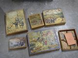 un grand nombre de cartons posés sur le sol