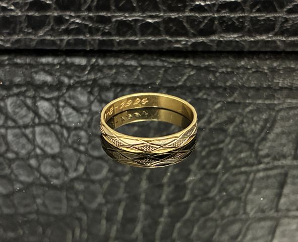 Alliance en or 18 carats 750 millièmes. En règle (tolérance- de 3...