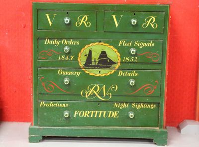 COMMODE en bois peint ouvrant par cinq tiroirs dans le goût …