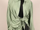 une chemise verte avec une cravate sur un mannequin, un mannequin, un mannequin, un mannequin, un mannequin, un mannequin, un mannequin, un mannequin