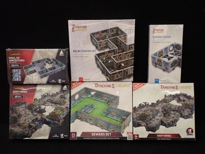 Plusieurs boîtes de jeux sont posées sur une surface noire.
