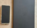 un téléphone portable à côté d'un ordinateur portable et d'un cahier posé par terre