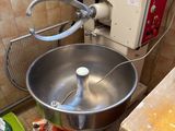 une photo d'une cuisine avec un mixeur et d'autres objets