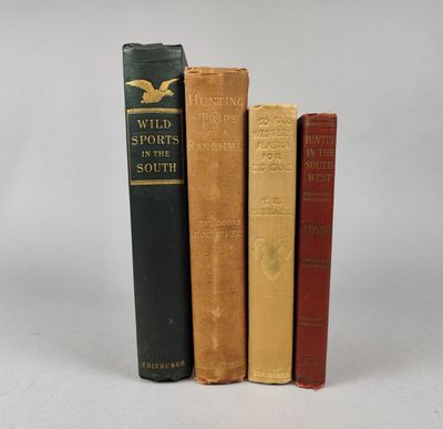 trois vieux livres posés l'un sur l'autre sur une surface blanche
