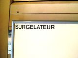 une pancarte portant l'inscription « surgelateur » sur la porte d'un immeuble