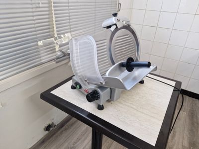 une machine posée sur une table