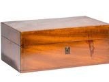 une vieille boîte en bois munie d'une serrure à l'intérieur