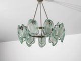 un lustre en verre suspendu au plafond