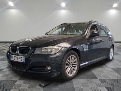 une photo d'un break BMW noir garé dans un garage