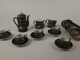 un grand nombre de tasses et de soucoupes posées sur une table