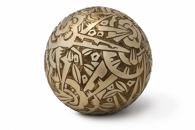 une boule en or ornée d'un motif