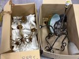 deux boîtes contenant divers objets