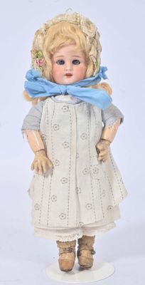 poupée en porcelaine représentant une petite fille blonde vêtue d'une robe blanche et d'un foulard bleu