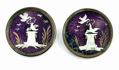 paire de boutons violets et blancs représentant un oiseau perché sur une souche d'arbre