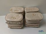 quatre sacs sont empilés les uns sur les autres sur une table