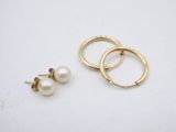 deux paires de boucles d'oreilles en perles et une boucle d'oreille en anneau en or