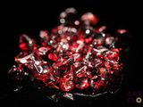 de très jolies perles de verre rouges sur un fond noir