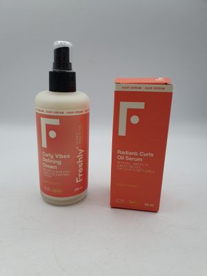 un flacon de crème vitaminée à côté d'une boîte de crème vitaminée