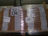 une palette remplie de cartons portant des étiquettes de prix