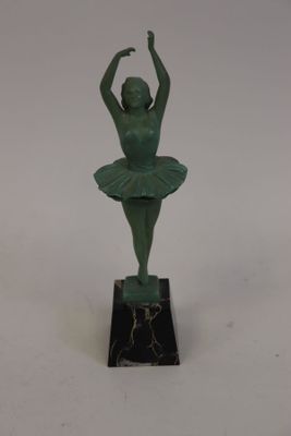 statue d'une ballerine vêtue d'un tutu vert, posée sur un socle en marbre