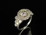 gros plan d'une bague en diamant sur une surface noire