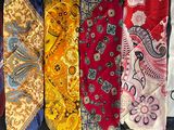 de nombreuses cravates de différentes couleurs accrochées à un mur