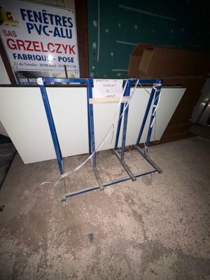 deux chaises posées par terre devant un panneau