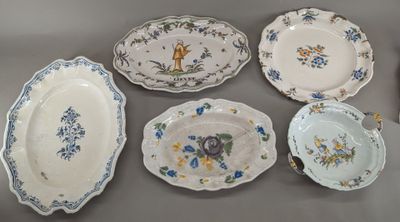 plusieurs assiettes ornées de fleurs bleues et jaunes, posées sur une table