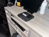 un bureau sur lequel est posé un ordinateur portable