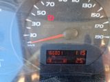 un gros plan sur le compteur de vitesse situé sur le tableau de bord d'une voiture