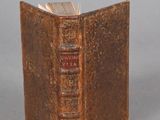un vieux livre posé sur une table