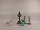 beaucoup d'objets en verre de différentes couleurs sur la table