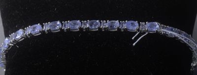 un gros plan d'un bracelet sur un mannequin d'exposition