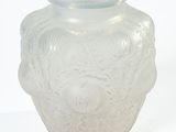 un vase en verre posé sur une surface blanche