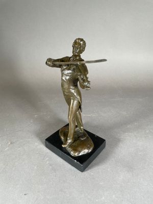 statue en bronze représentant une femme tenant une épée, posée sur un socle en marbre