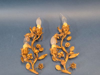 paire d'appliques murales plaquées or ornées de fleurs et de feuilles