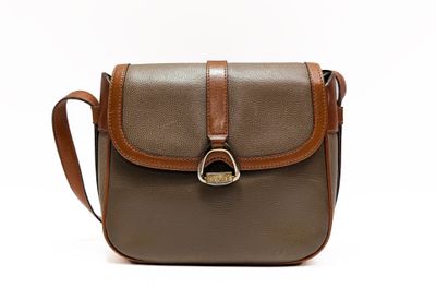sac à bandoulière en cuir marron et beige sur fond blanc