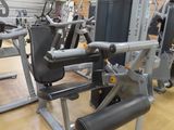 many machines in a gym room that are on the floor