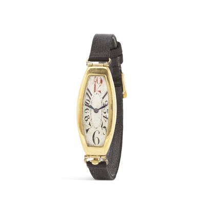gros plan d'une montre-bracelet avec des chiffres romains