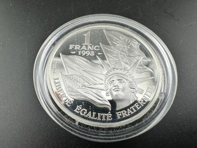 un gros plan d'une pièce de monnaie dans un récipient en plastique posé sur une table
