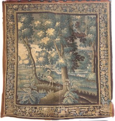 une image d'une tapisserie accrochée au mur d'une pièce